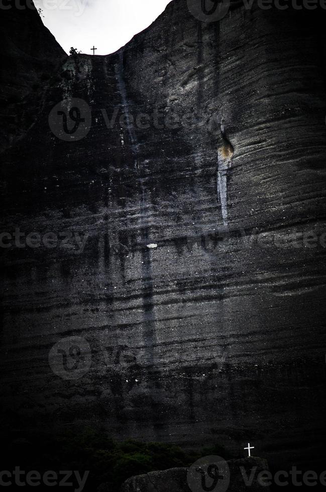 Schwarzer Felsen mit Kreuzen in der Nähe von Meteora-Klöstern, Kalabaka, Griechenland foto