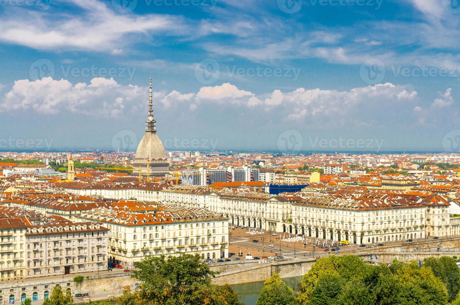 Luftaufnahme von oben mit Panoramablick auf die Skyline des Stadtzentrums von Turin mit der Piazza Vittorio Veneto, dem Fluss Po und dem Mole Antonelliana-Gebäude foto