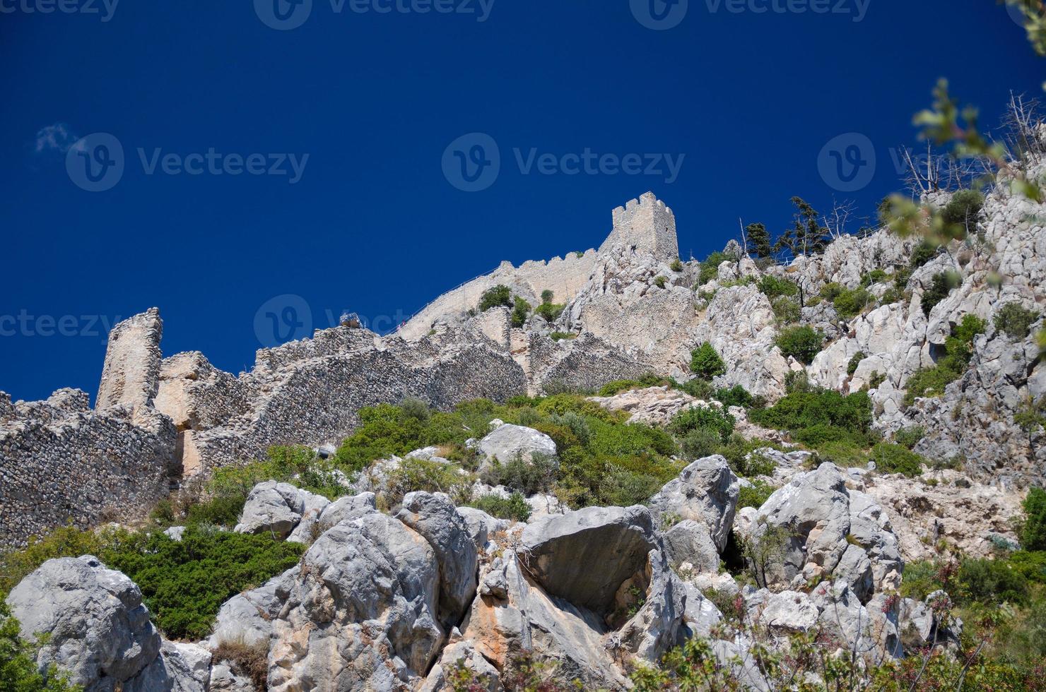 blick auf die mauern und den turm der burg saint hilarion, nordzypern foto