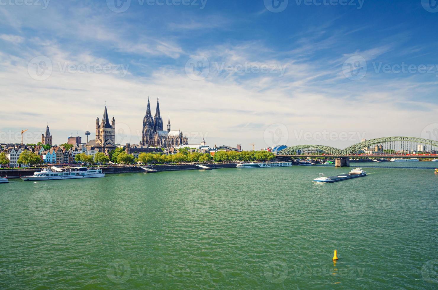 kölner stadtbild des historischen stadtzentrums mit dem kölner dom foto