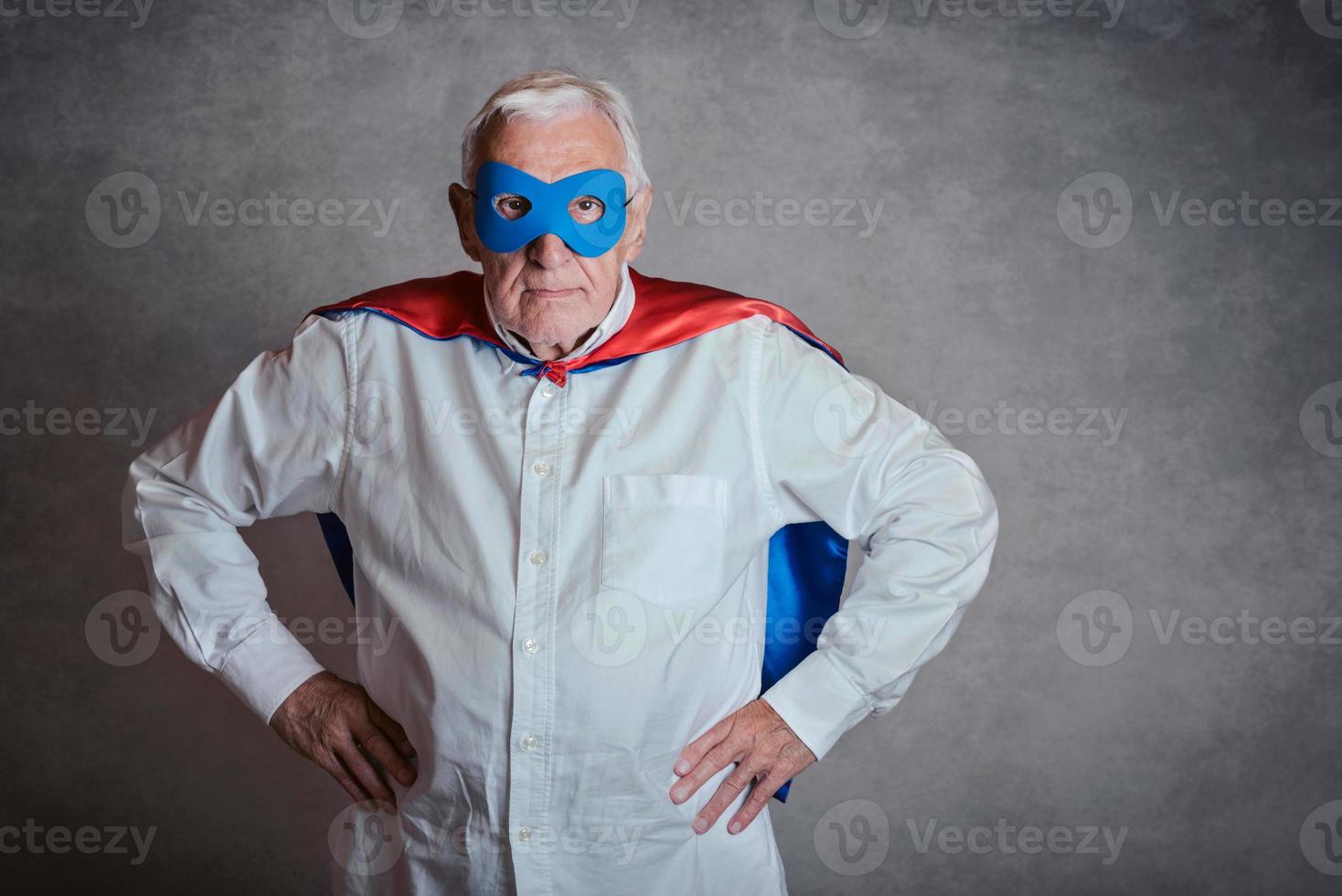 Super-Opa, älterer Mann, der als Superheld verkleidet ist foto