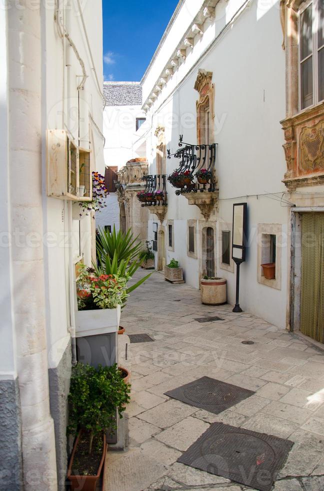 schmale weiße straßen von locorotondo in apulien foto