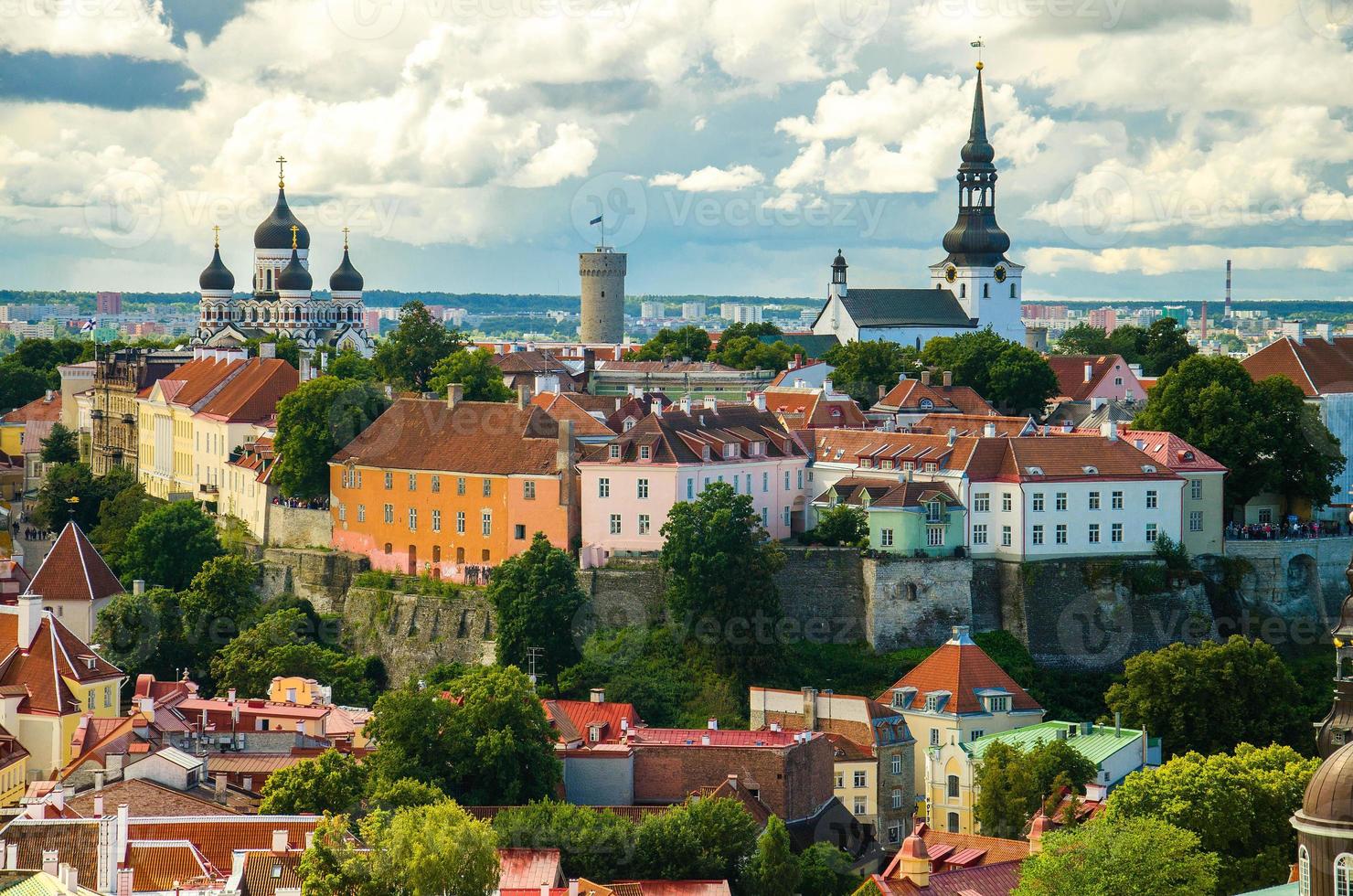 Panoramablick auf die Altstadt von Tallinn mit Türmen und Mauern, Estland foto