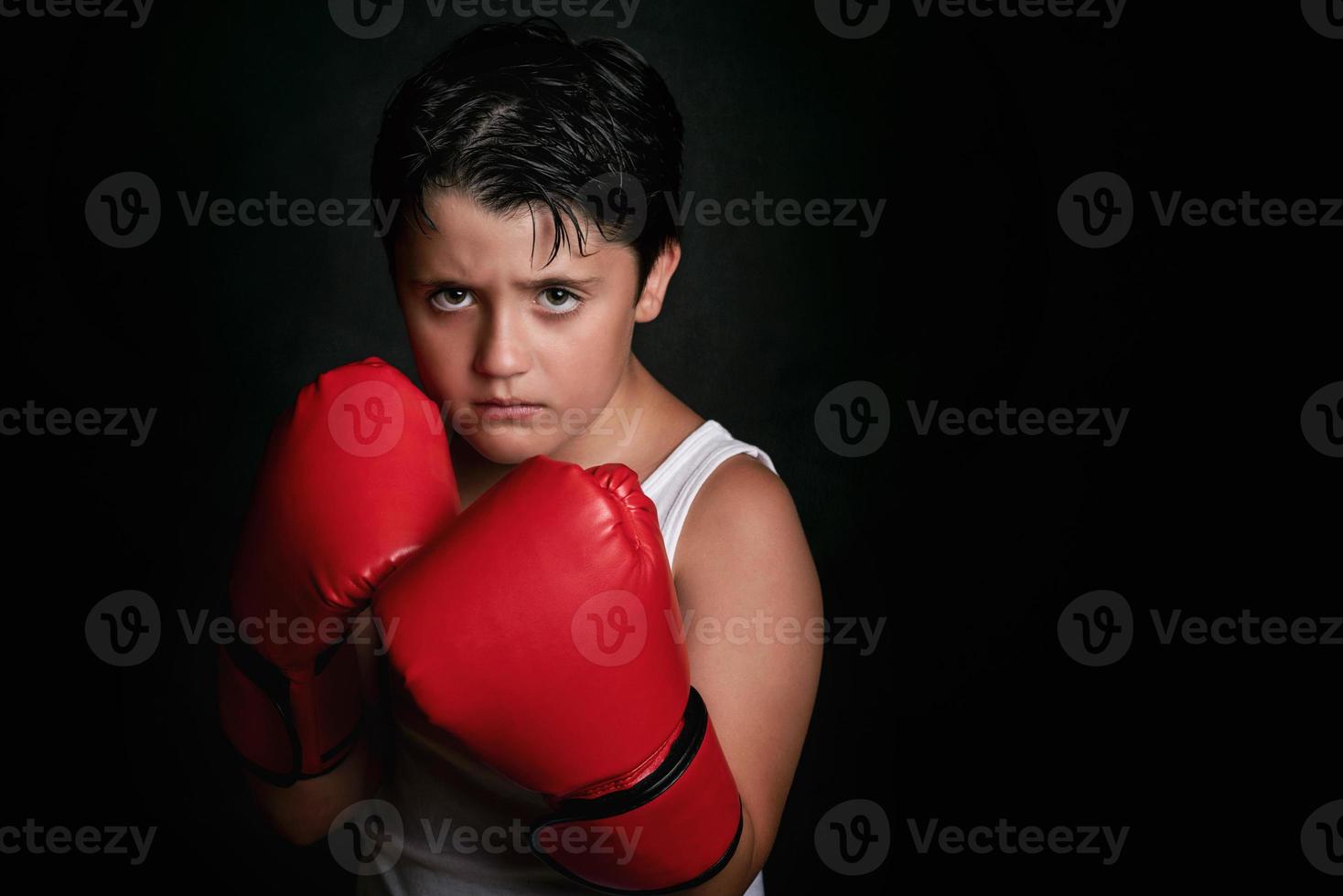 kleiner Junge mit Boxhandschuhen foto