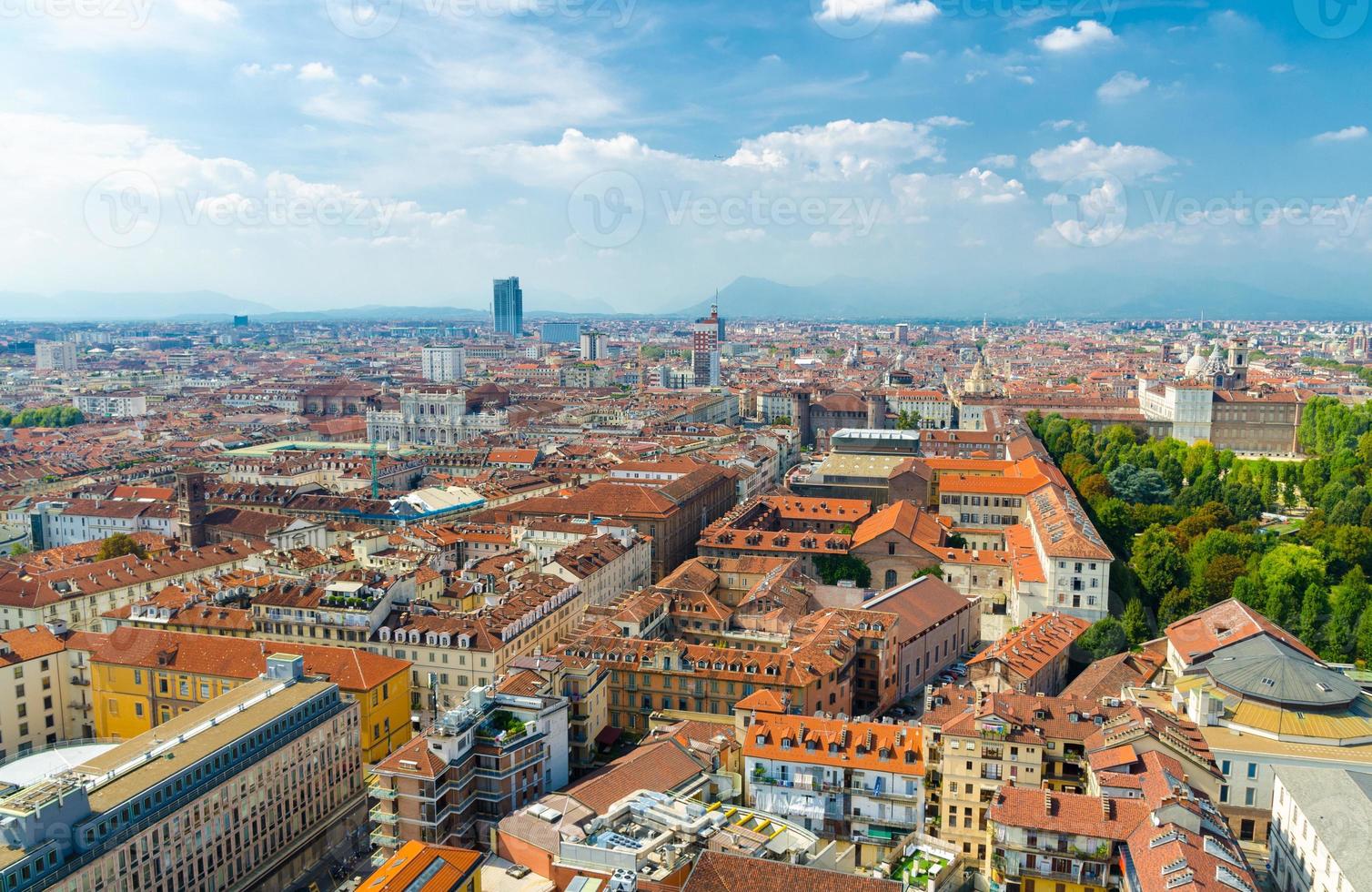 Luftaufnahme von oben Panoramablick auf das historische Zentrum der Stadt Turin, den Königspalast und den Palazzo Carignano foto