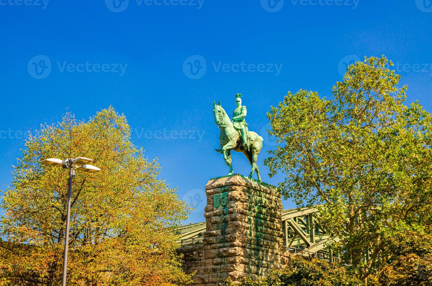 uestrian statue von kaiser wilhelm ii denkmal auf steinsockel in der nähe der hohenzollernbrücke in köln foto