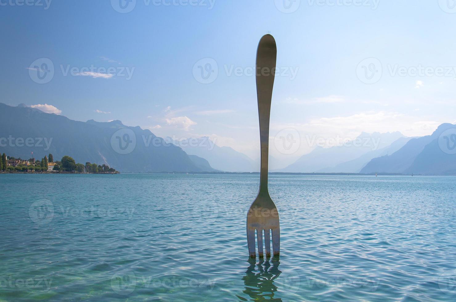 riesige Stahlgabel im Wasser des Genfer Sees, Kanton Waadt, Schweiz foto