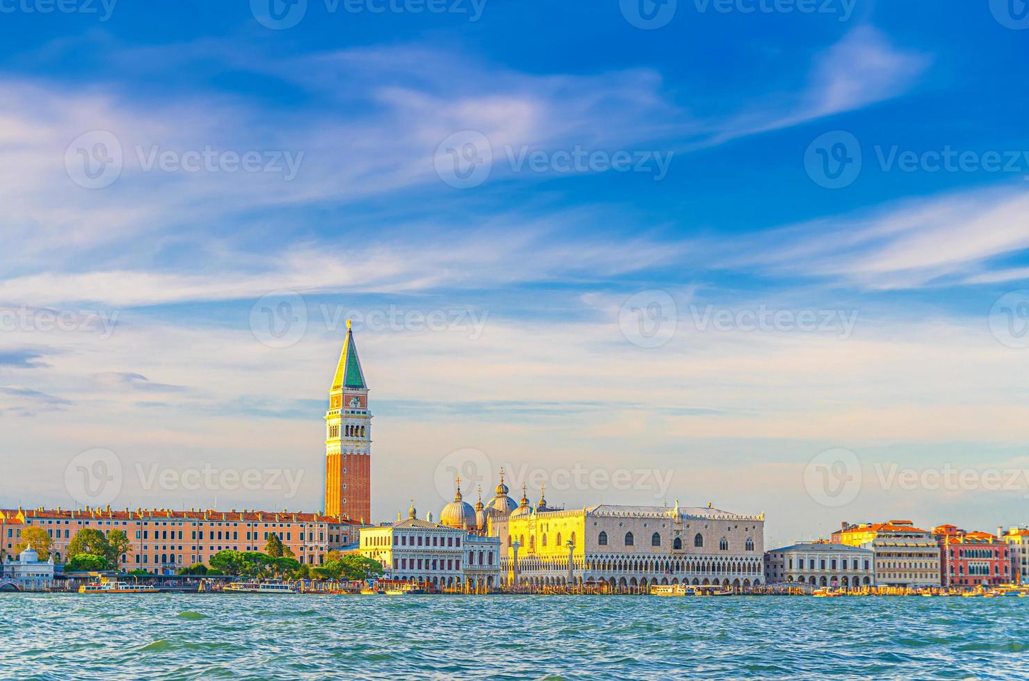 venedig stadtbild mit san marco becken des venezianischen lagunenwassers foto