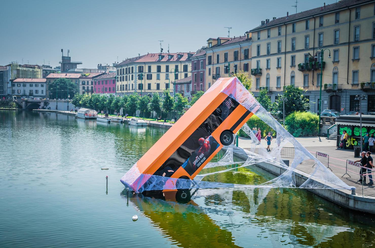 mailand, italien, bus eingetaucht in see, spiderman filmwerbung foto