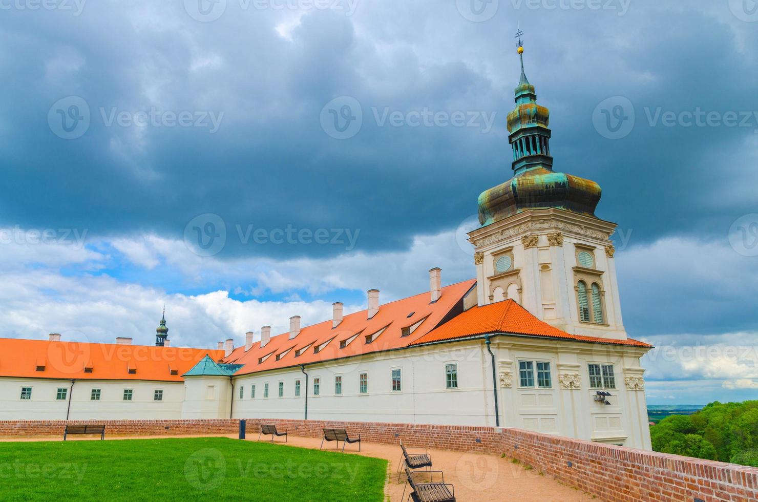 jesuit college-gebäude, grüner rasen und bänke foto