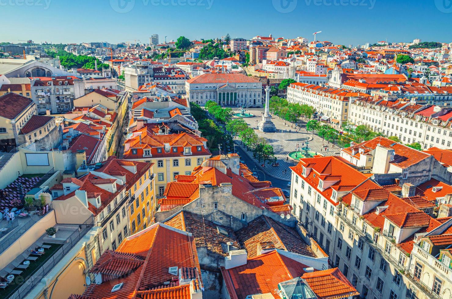 luftpanoramablick auf das historische stadtzentrum von lisboa baixa pombalina im innenstadtzentrum mit dem platz rossio king pedro iv foto