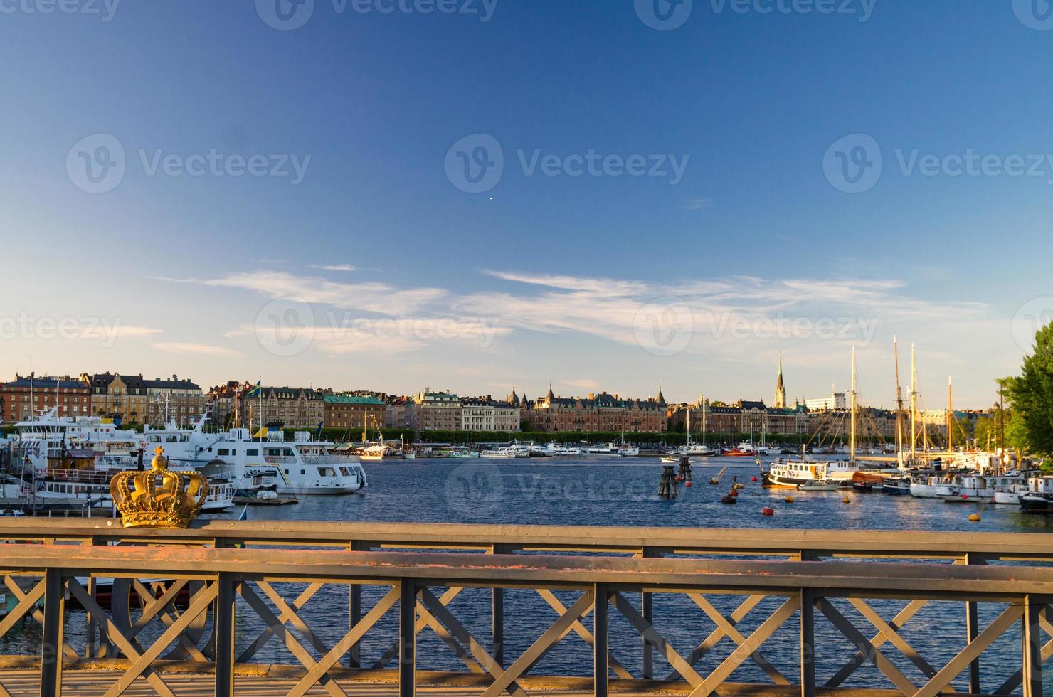 goldene krone auf skeppsholmsbron brückengeländer, stockholm, schweden foto