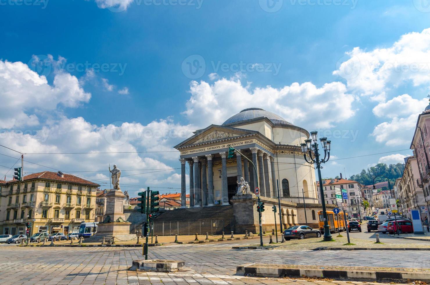 katholische pfarrkirche chiesa gran madre di dio gebäude im neoklassizistischen stil und vittorio emanuele denkmal foto