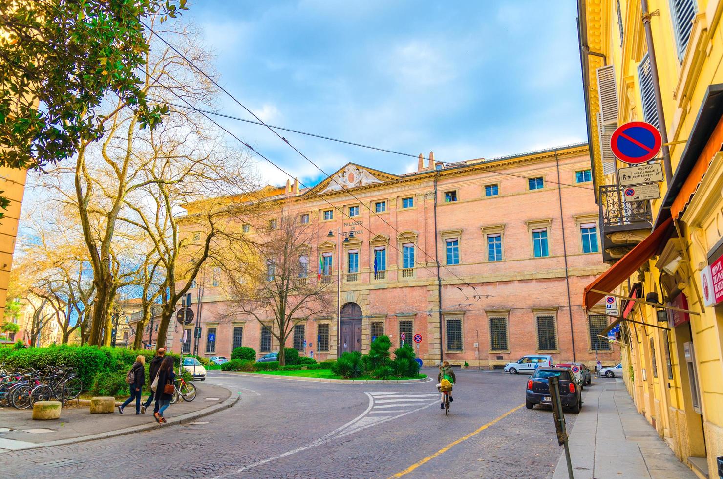 bologna, italien palazzo ruini palastgebäude auf der piazza dei tribunali quadrat foto