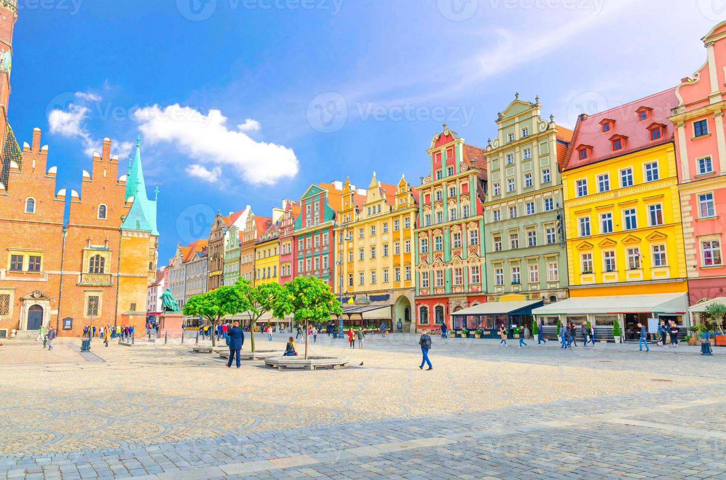 Reihe bunter Gebäude mit mehrfarbiger Fassade und altem Rathausgebäude foto