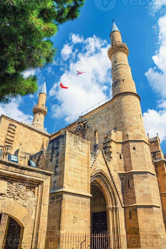 selimiye-moschee oder kathedrale der heiligen sophia oder ayasofya-moscheengebäude mit minaretten im historischen stadtzentrum von nordnikosia foto