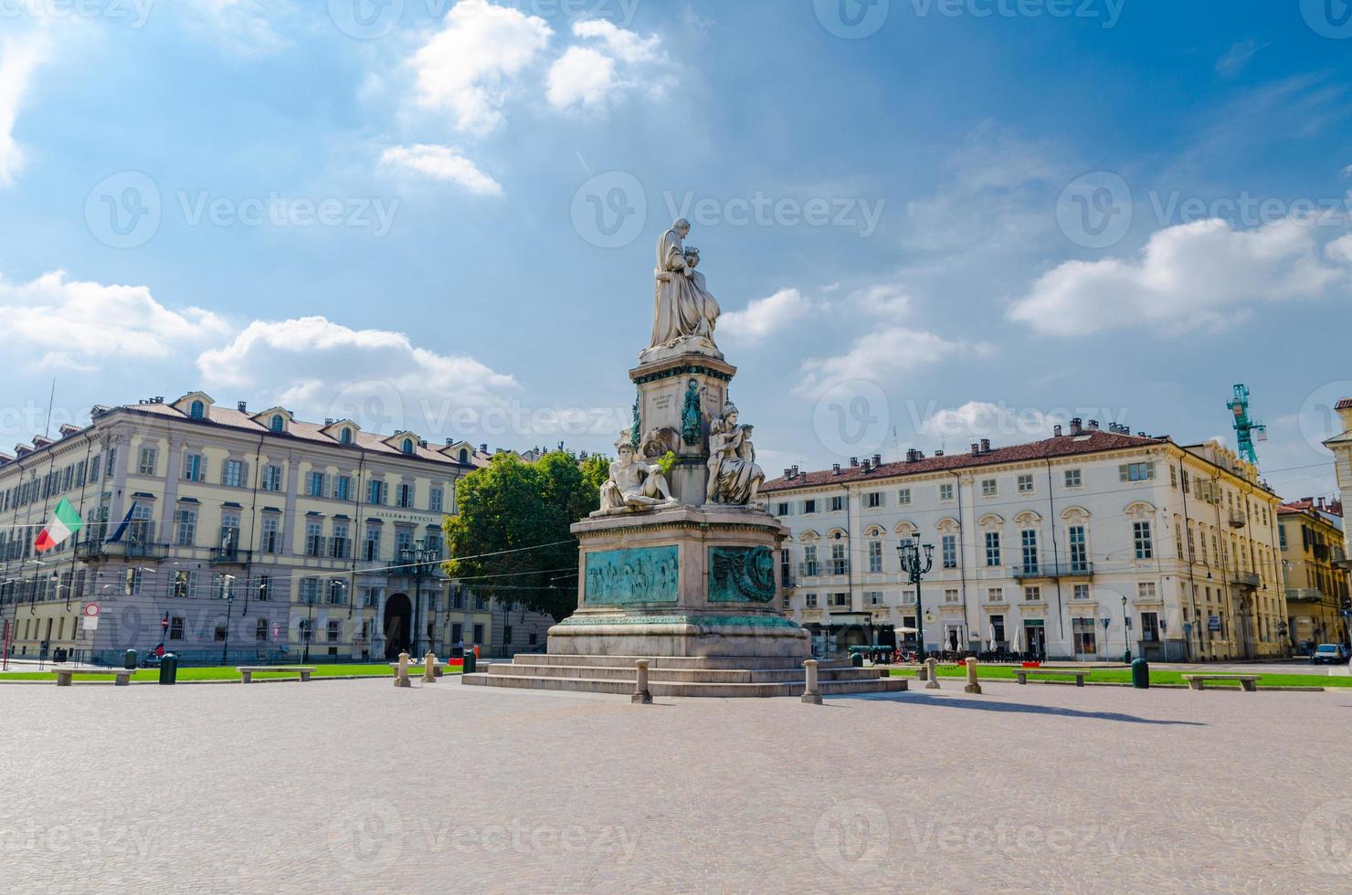 monumento a camillo benso conte di cavour statue auf der piazza carlo emanuele ii quadrat foto