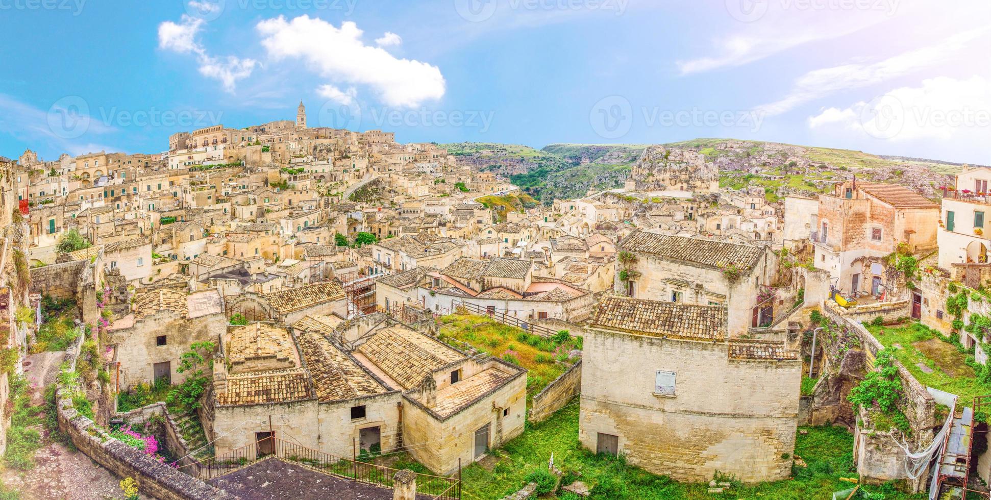luftpanoramablick auf das historische stadtzentrum von matera sasso caveoso, alte antike stadt sassi di matera foto