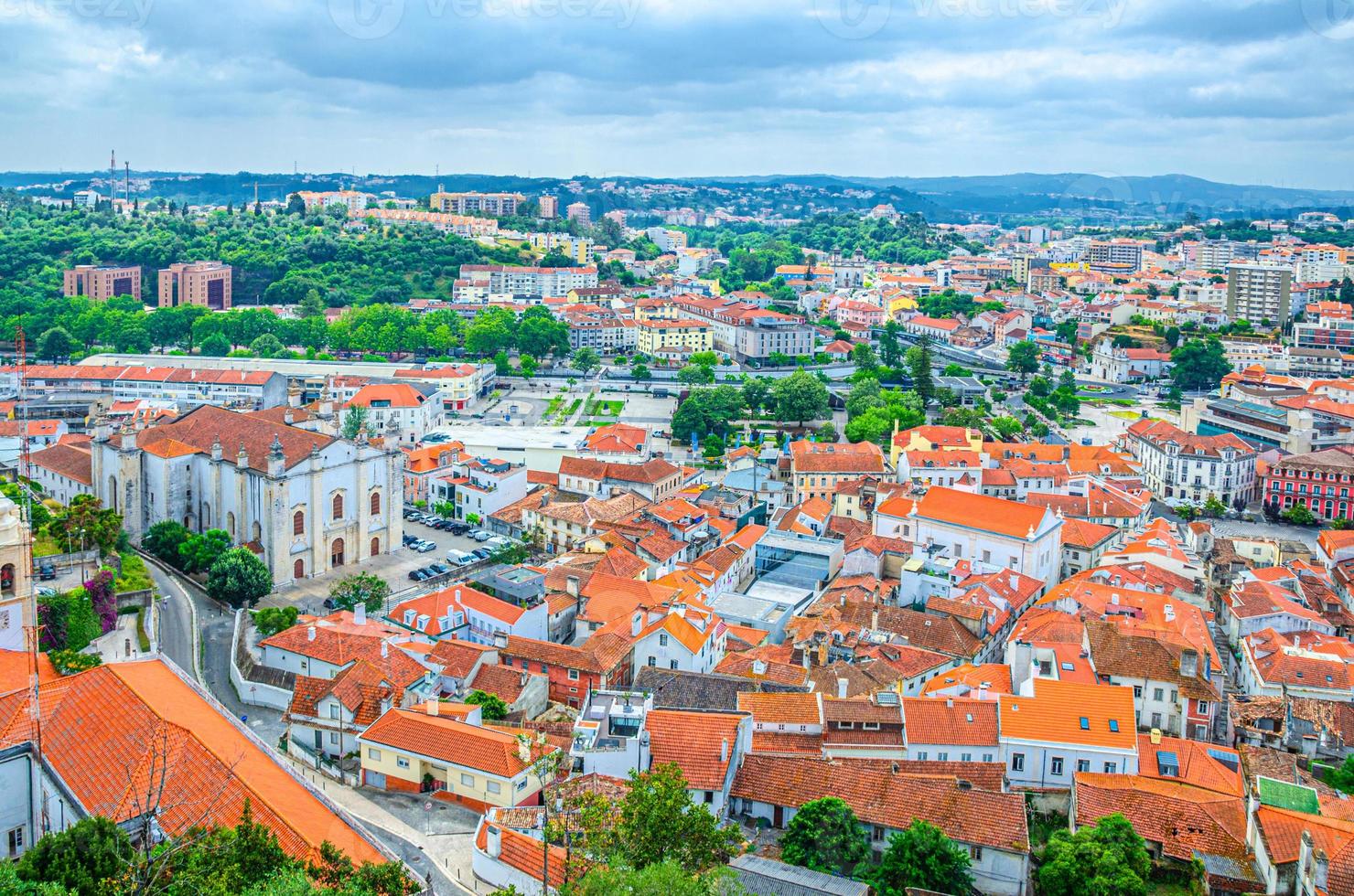 luftpanoramablick auf das alte historische zentrum der stadt leiria mit roten ziegeldachgebäuden foto