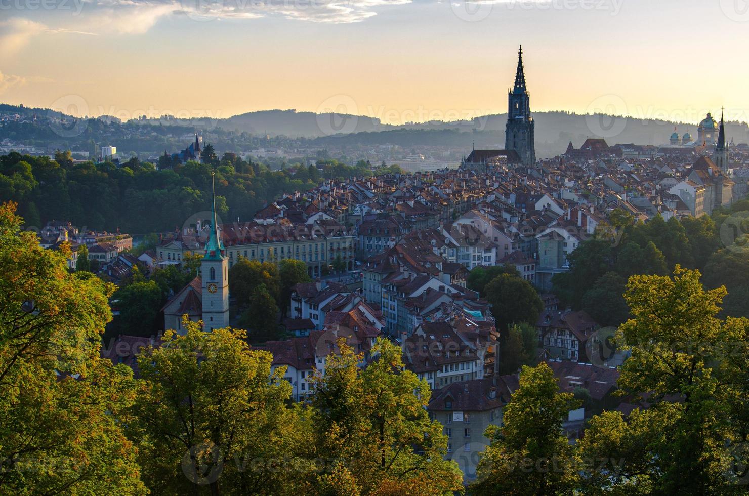 Panoramablick auf das historische Stadtzentrum von Bern, Schweiz foto