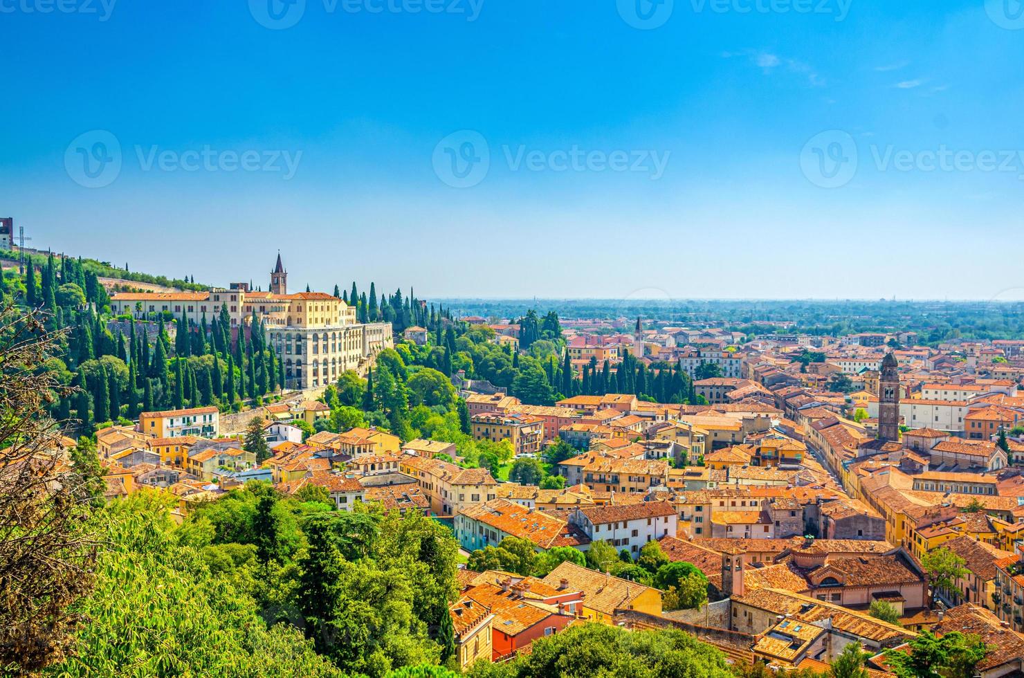 luftaufnahme des historischen stadtzentrums von verona foto