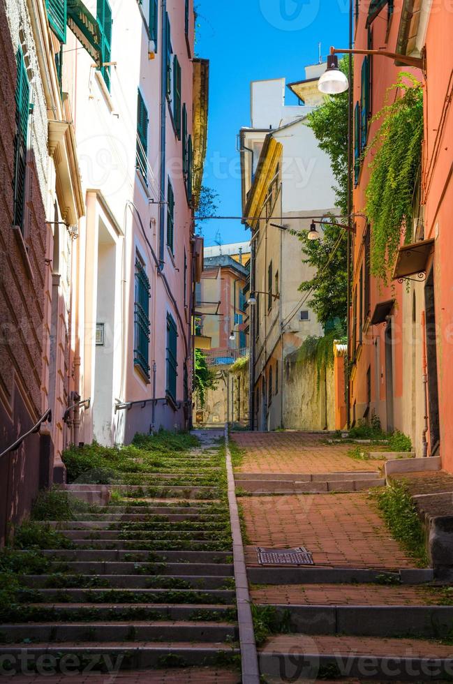 Treppe zwischen mehrfarbigen Gebäuden mit bunten Wänden und grünen Pflanzen in einer schmalen Straße foto