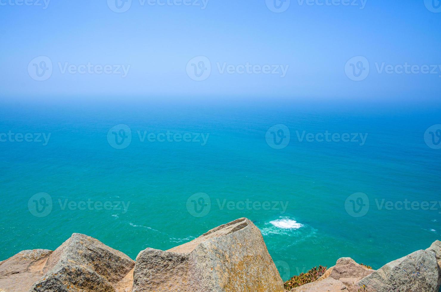 cabo da roca oder westlichster punkt kontinentaleuropas und eurasiens, blick auf das türkisfarbene wasser des atlantiks foto