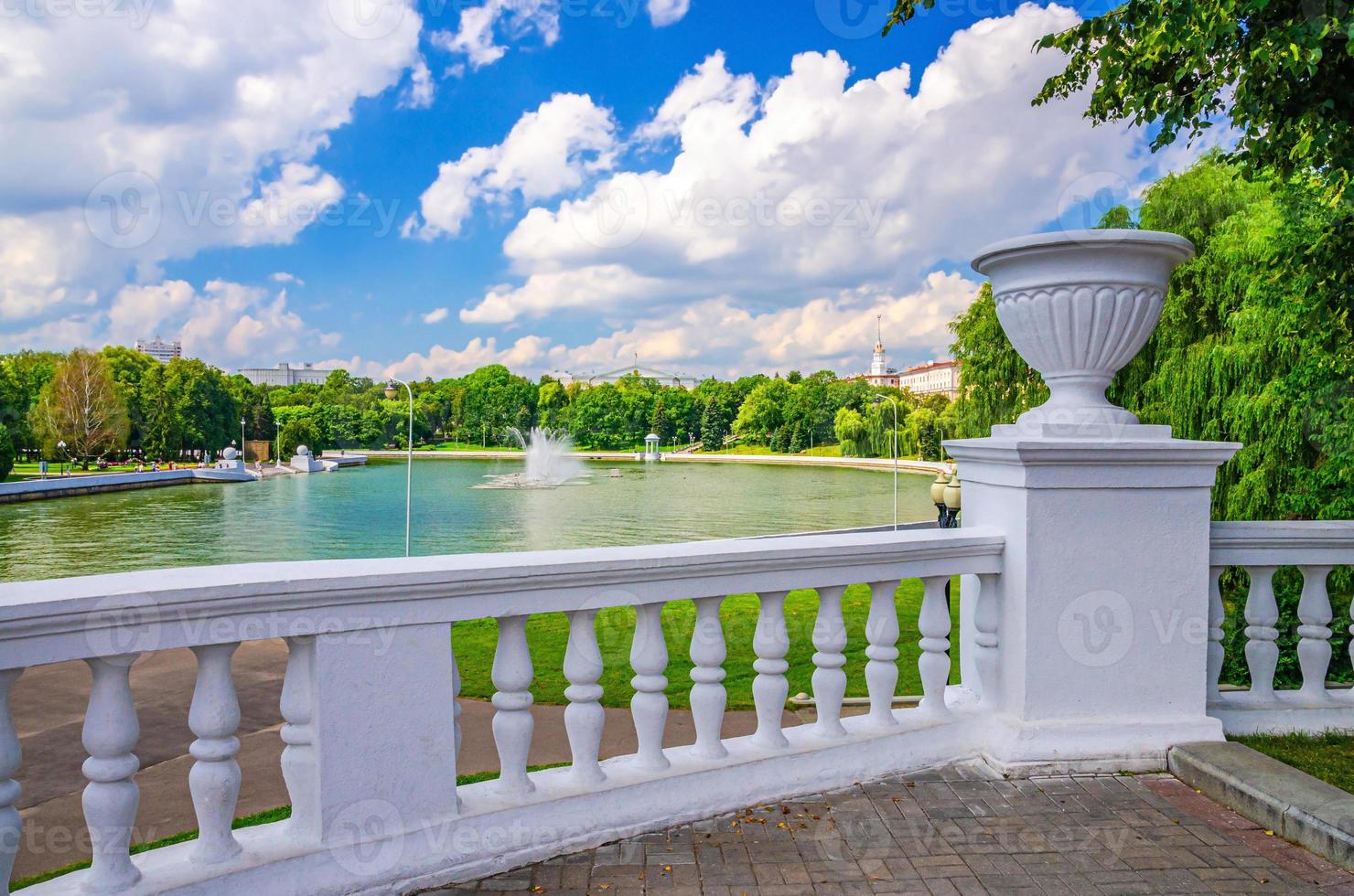 minsk stadtbild mit svislach oder svislac flussdamm, marat kazey park und allgemeinem hauptquartiergebäude foto