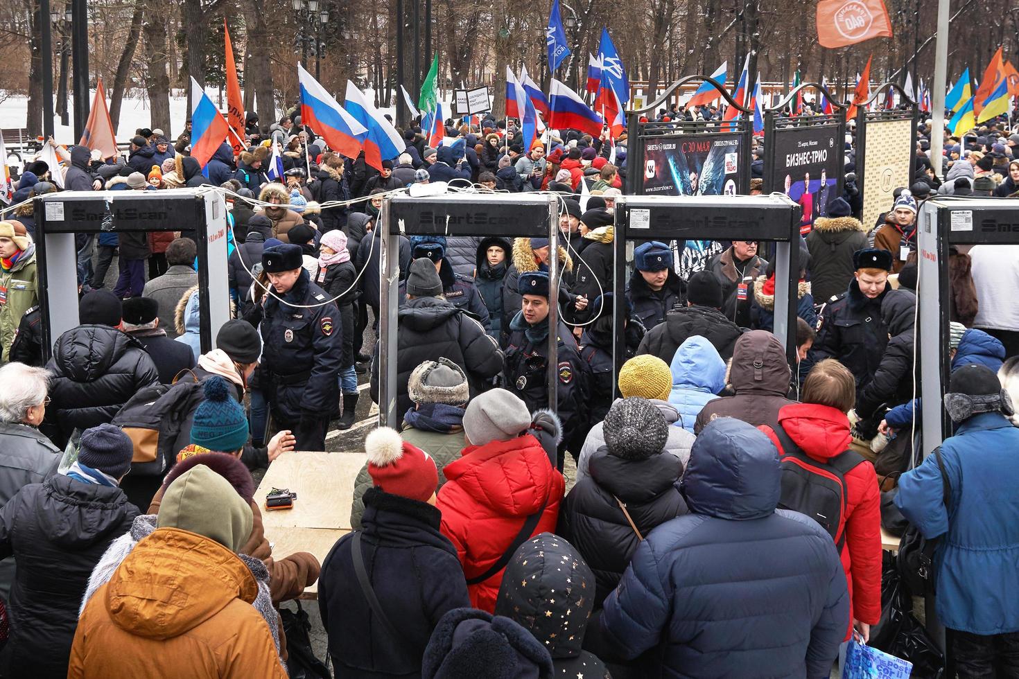 moskau, russland - 24. februar 2019. menschen passieren metalldetektoren und polizeiinspektion im moskauer nemtsov marsch. foto