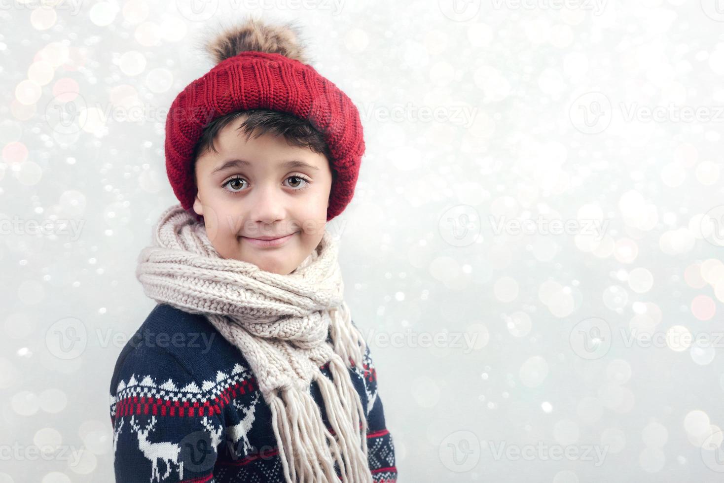 lächelnder Junge mit Schal und Hut foto