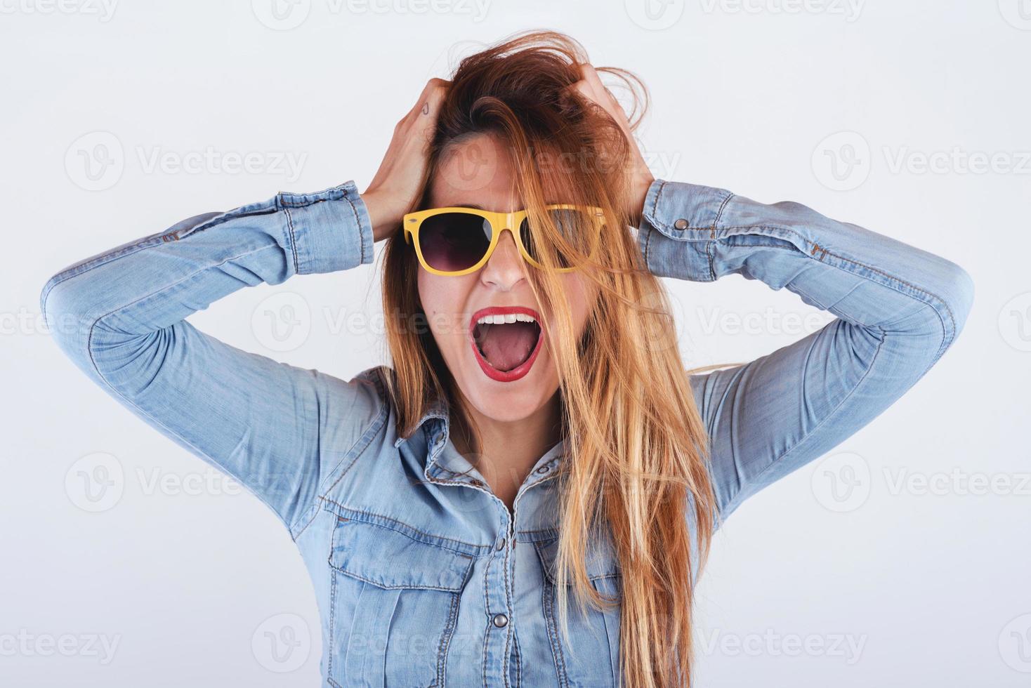 schöne wütende Frau mit gelber Brille foto