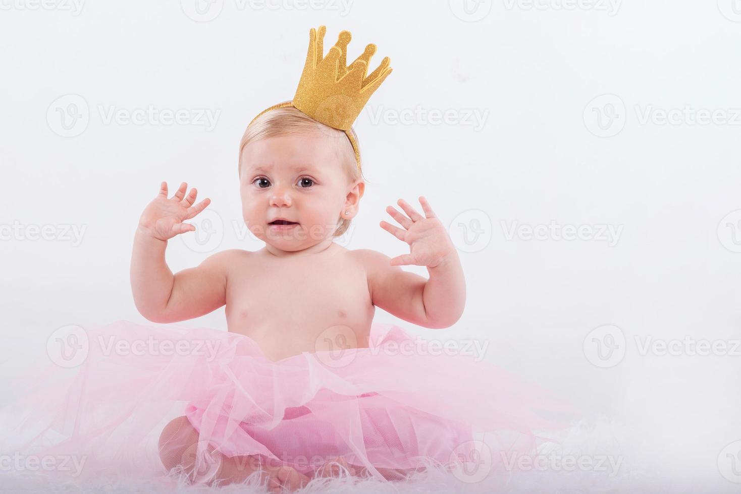 lächelndes Babymädchen, das als Prinzessin verkleidet ist foto