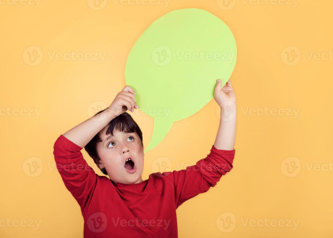 Kind mit Sprechblase auf gelbem Hintergrund foto