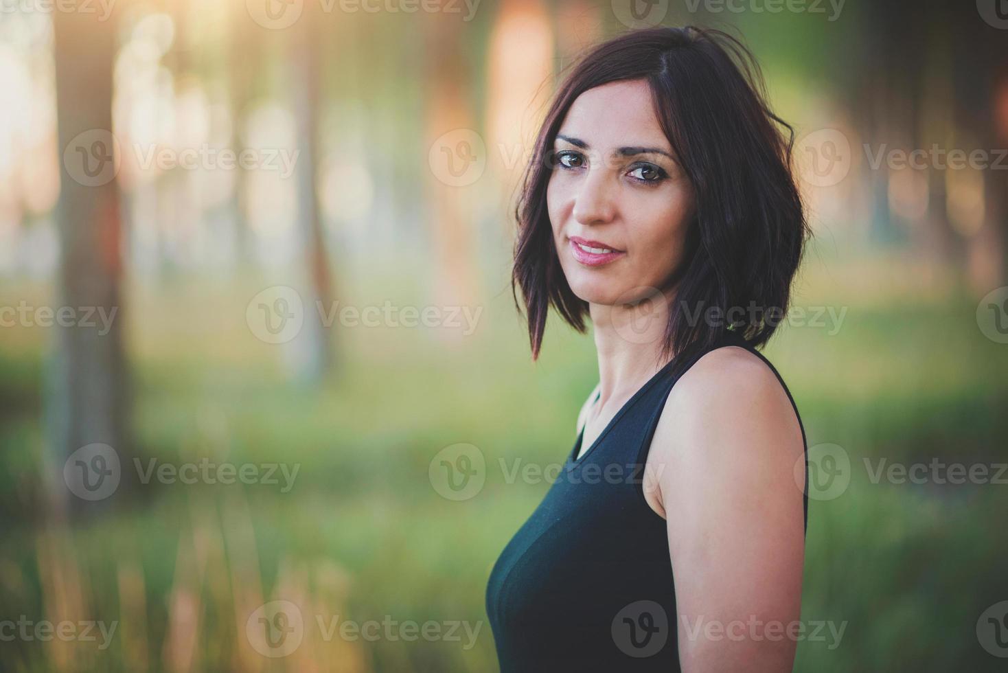 glückliche Frau im Wald im Sommer foto