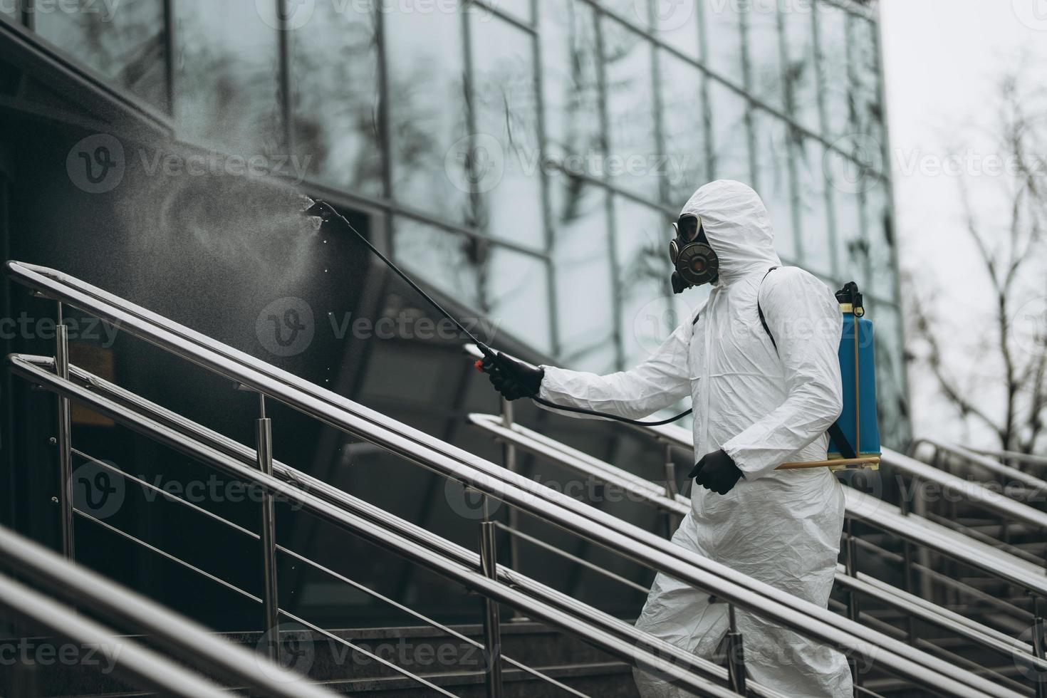 reinigung und desinfektion im stadtkomplex inmitten der professionellen teams der coronavirus-epidemie für desinfektionsbemühungen, infektionsprävention und kontrolle von epidemieschutzanzug und maske foto