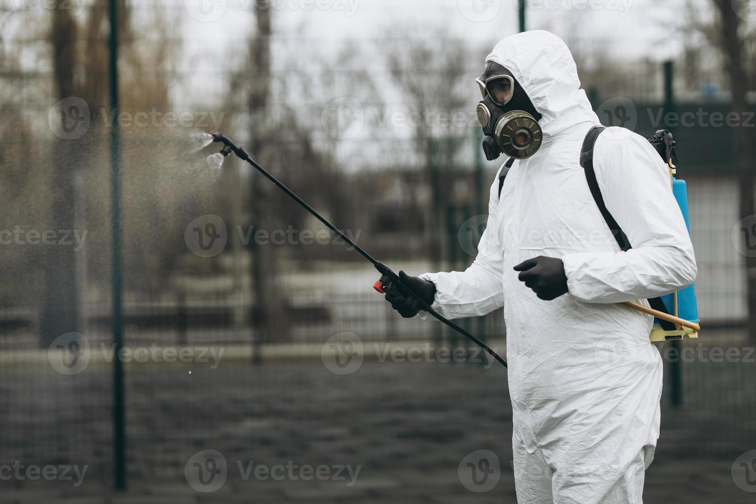 reinigung und desinfektion im stadtkomplex inmitten der professionellen teams der coronavirus-epidemie für desinfektionsbemühungen, infektionsprävention und kontrolle von epidemieschutzanzug und maske foto