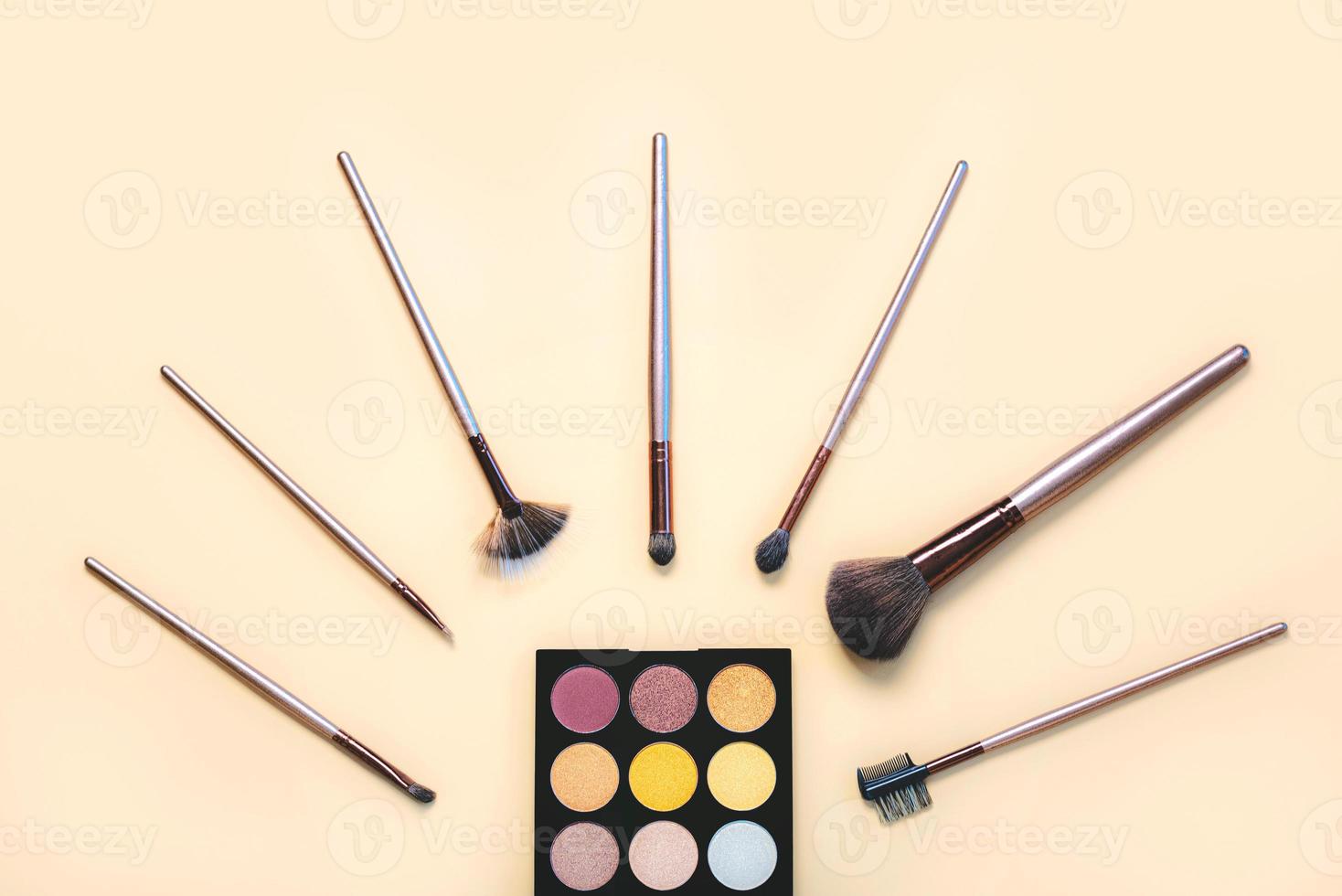 make-up-pinsel mit lidschatten-palette.make-up-schönheitsmodekonzept foto