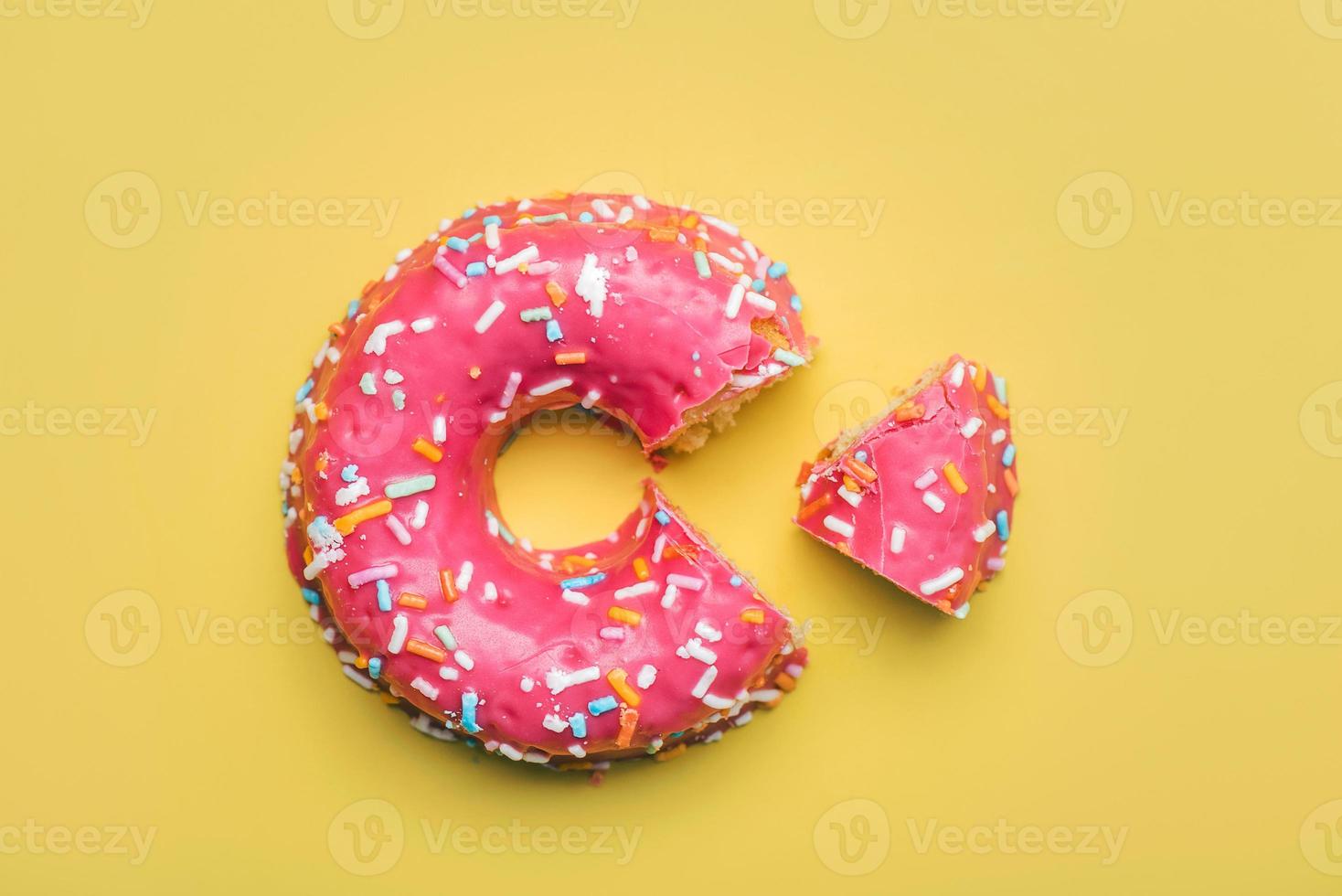 rosa Donut mit Zuckerguss foto