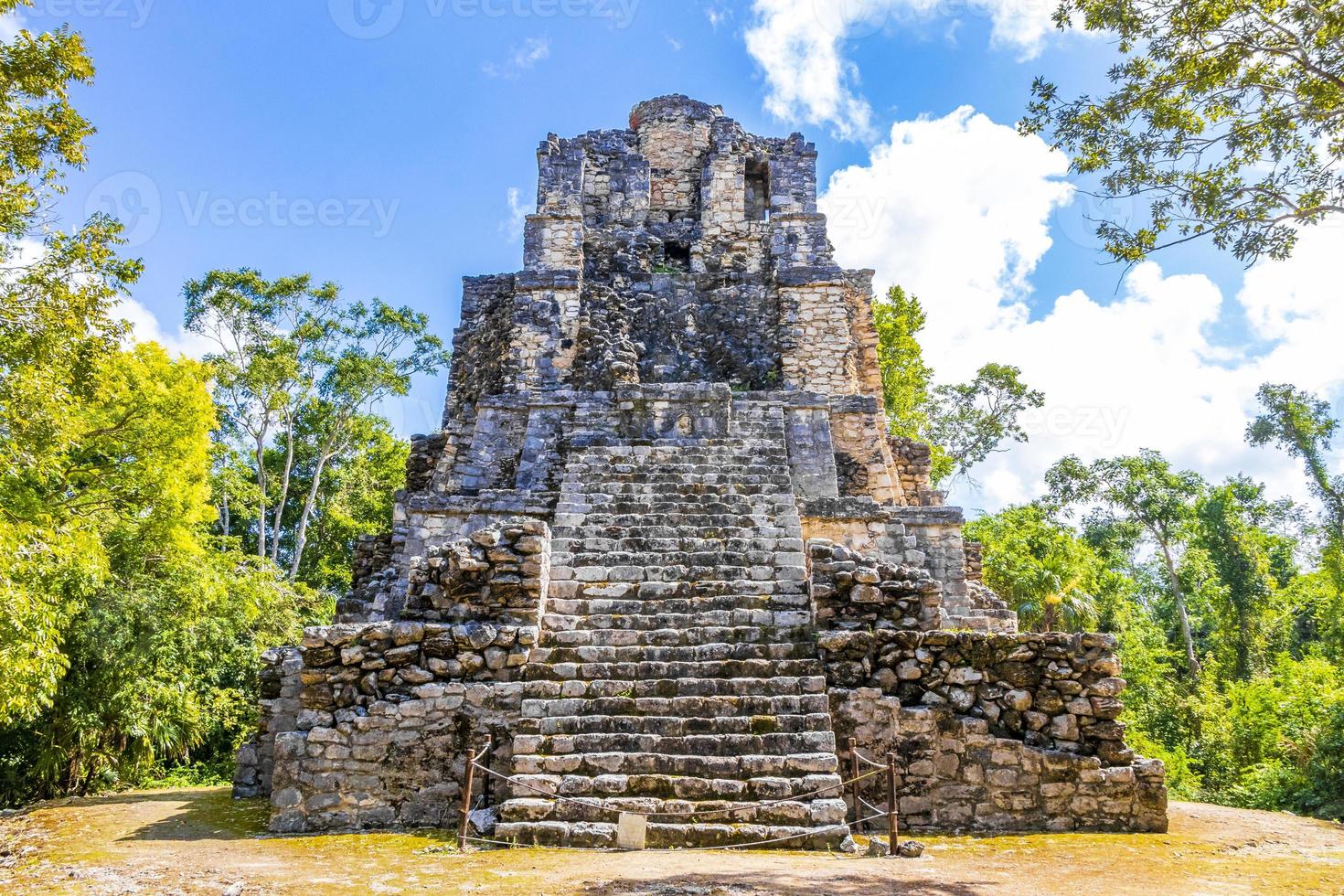 alte Maya-Stätte mit Tempelruinen Pyramidenartefakten Muyil Mexiko. foto