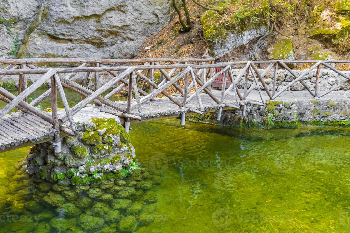 hölzerner natürlicher trekkingpfad schmetterlinge schmetterlingstal rhodos griechenland. foto