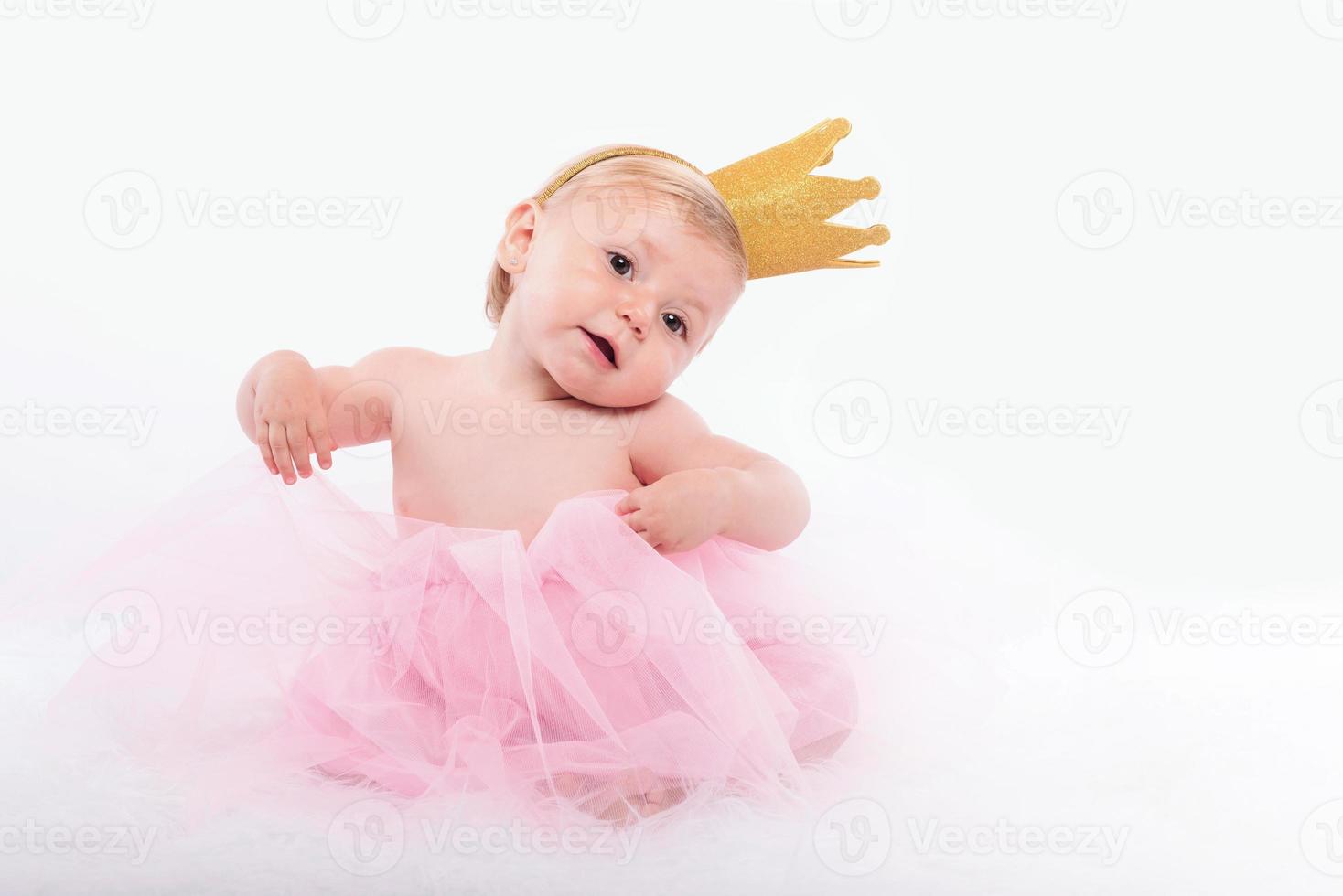 lächelndes Babymädchen, das als Prinzessin verkleidet ist foto