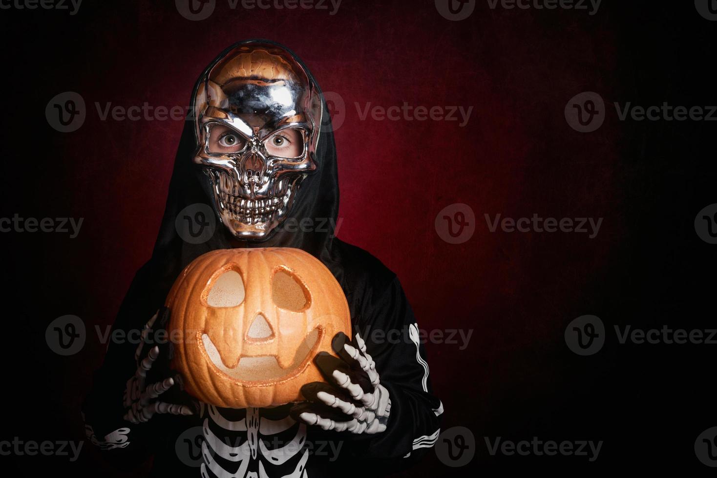 Junge im Skelettkostüm auf der Halloween-Party foto