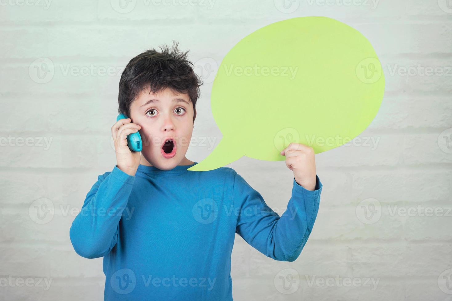 Kind telefoniert mit Sprechblase foto