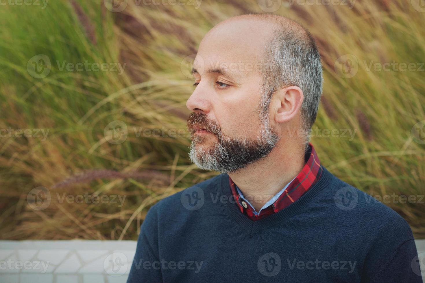 trauriger mann, der draußen denkt foto