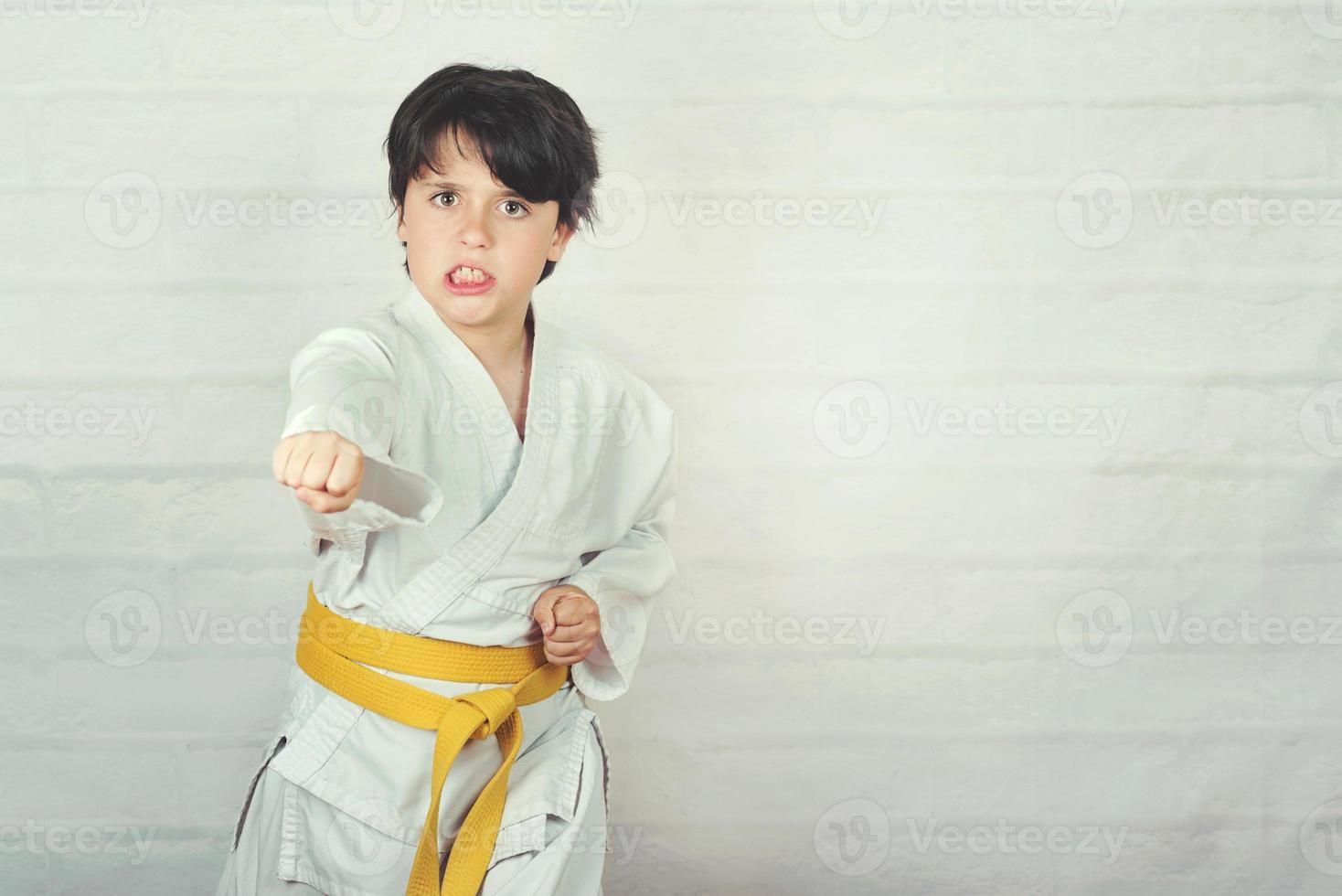 Kind in Karate-Position foto