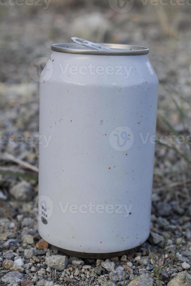 weiße Dose Soda, weiße Dose auf dem Feld liegend, rostige Dose, alte Dose im Freien, Müll foto