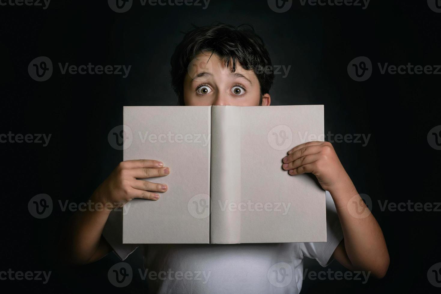 neugieriges Kind mit Buch foto