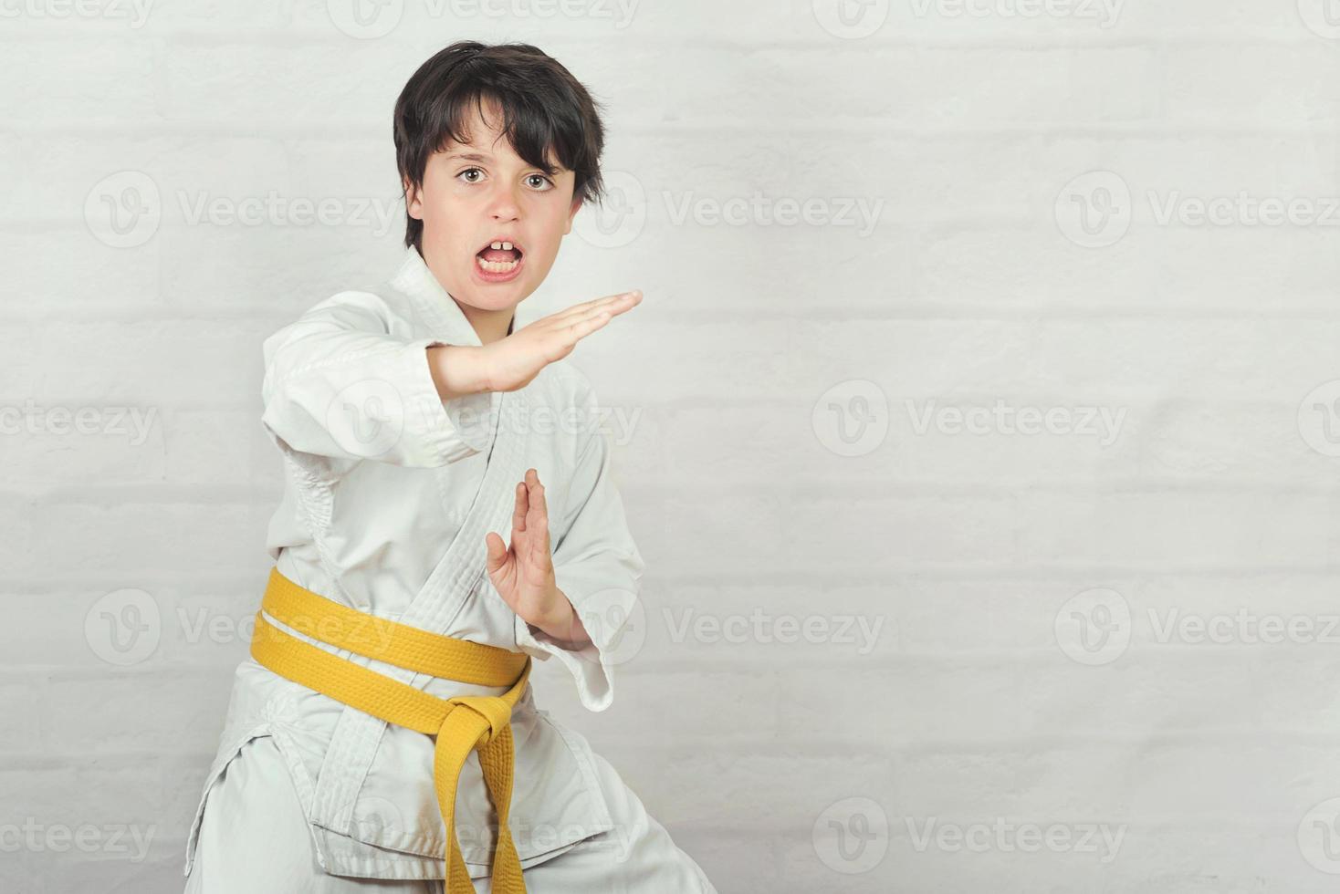 Kind in Karate-Position foto