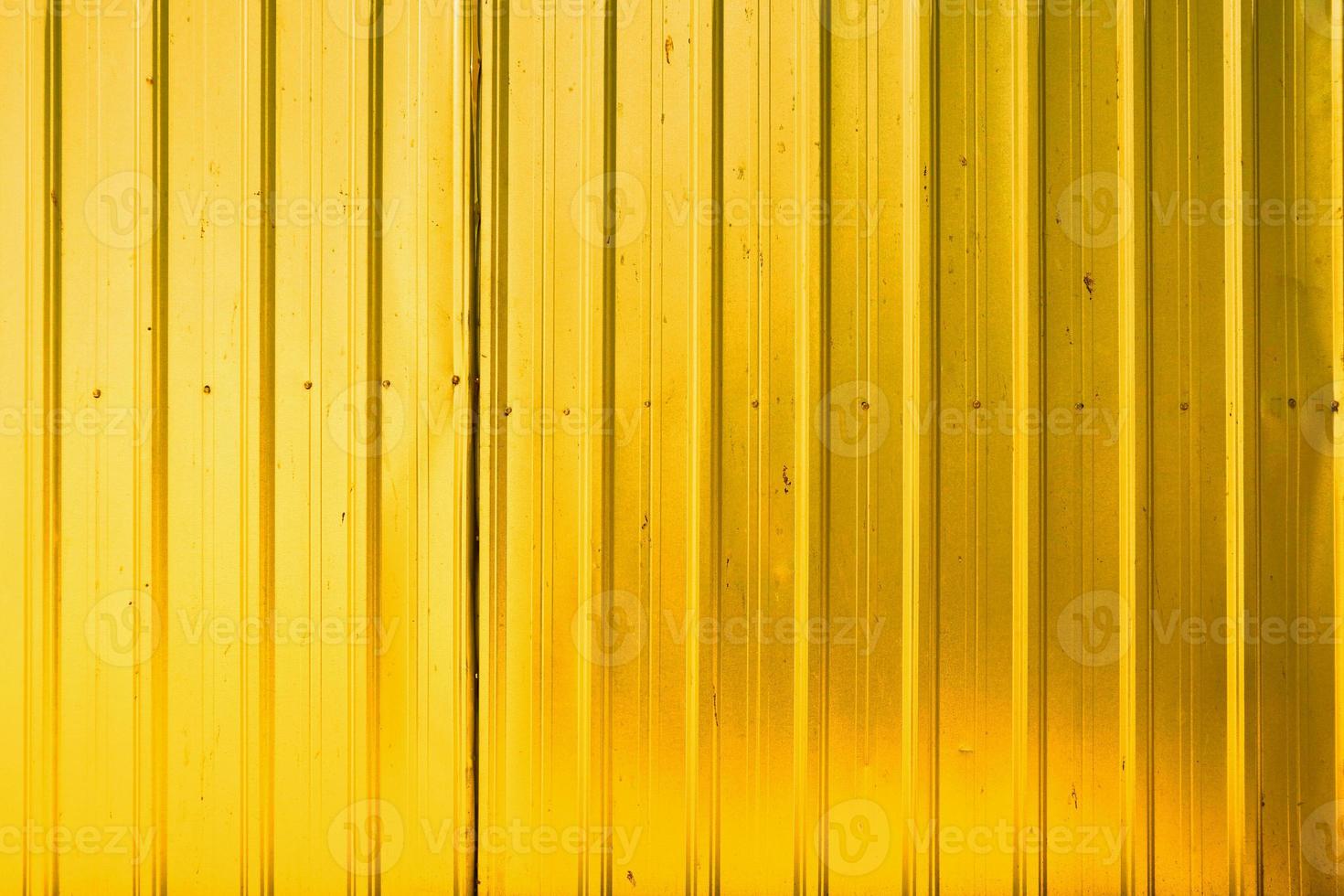 Gelber Laden vorne Metall Eisenvorhang Textur Hintergrund. Metalljalousien Hintergrund aufrollen. foto