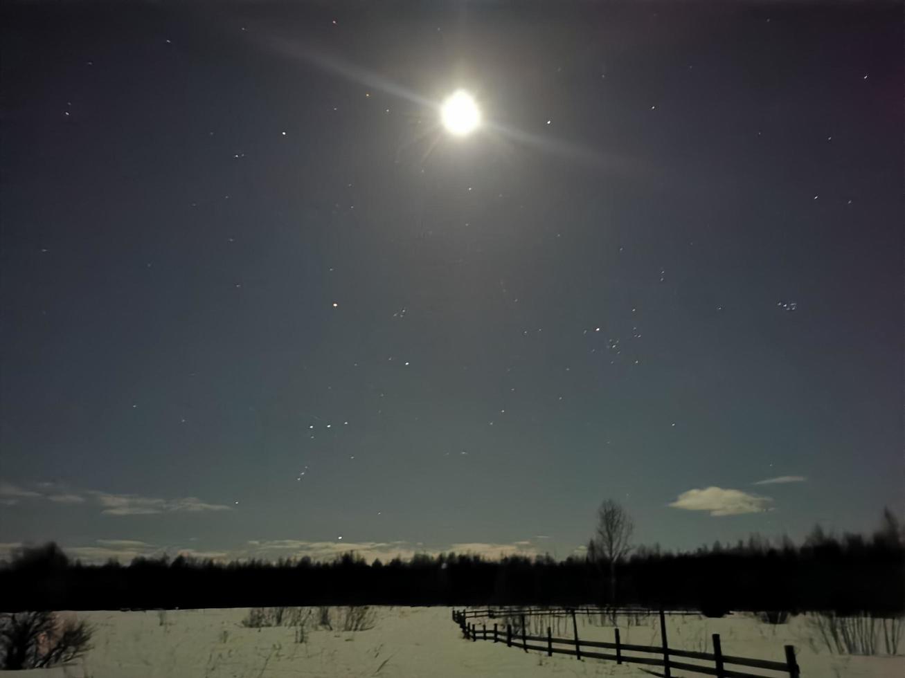 winternacht im russischen dorf otturitsy foto